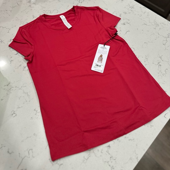 Alo Alosoft Finesse Tee.  Red lipstick ALOSOFT FINESSE TEE- Sexy! So flattering - Picture 2 of 4